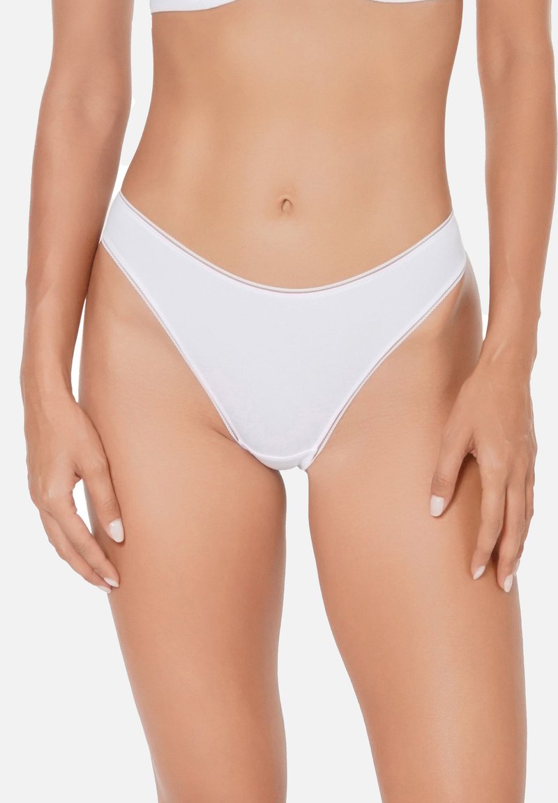 Strings en coton blanc avec un design à taille haute, featuring un fin bord élastique et des bords sans couture pour un look lisse.