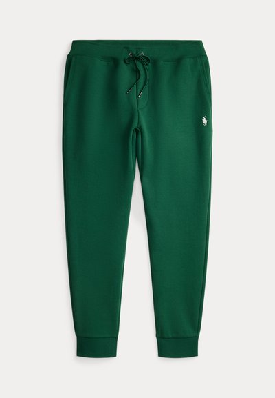 Donkergroene joggingbroek met trekkoord in de taille, zijzakken, geribde boorden en een klein wit polospelerlogo op de linkerheup.