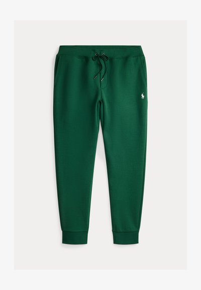 Donkergroene joggingbroek met trekkoord in de taille, zijzakken, geribde boorden en een klein wit polospelerlogo op de linkerheup.
