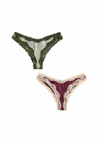 Twee paar damesondergoed met kantaccenten. Het ene paar is olijfgroen met golvende randen; het tweede is bordeauxrood met crèmekleurige kantdetails.