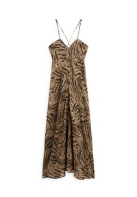 Robe maxi à rayures tigre marron et noire avec de fines bretelles en spaghetti et un design fluide, présentant un décolleté profond et une coupe décontractée.