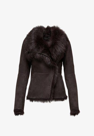Chaqueta de ante marrón oscuro con un lujoso cuello de piel y acentos en los hombros, que cuenta con bolsillos con cremallera y puños texturizados.