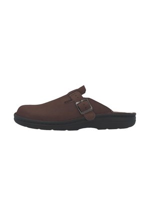 Brauner Slip-On-Schuh mit schwarzer Sohle und einem verstellbaren Metallriemen über der Oberseite.