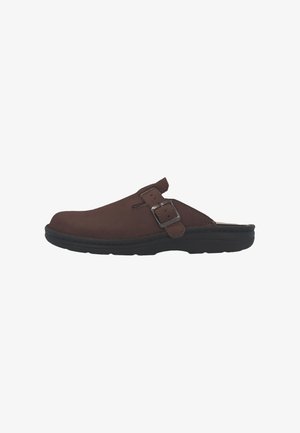 Scarpa marrone slip-on con suola nera e cinturino regolabile con fibbia in metallo sulla parte superiore.