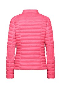 Puchowa kurtka w jasnoróżowym kolorze, z poziomym pikowaniem, wysokim kołnierzem i teksturowanymi łokciami. Gładki materiał o lekkim odczuciu.