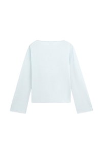 Simpel lyseblå langærmet cropped skjorte med bred halsudskæring og afslappet pasform, vist bagfra på en hvid baggrund.