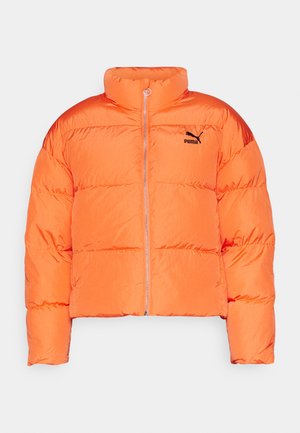 Opblaasjack in feloranje, met een hoge kraag, voormezipper en zwart Puma-logo, met een gestructureerd, gewatteerd patroon overal.