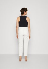 Tommy Hilfiger STRAIGHT  - Pantaloni - optic white