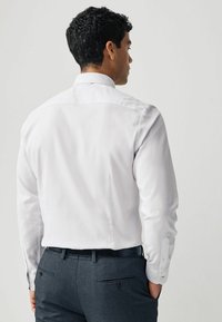 Next REGULAR FIT - Formálna košeľa - white light blue floral