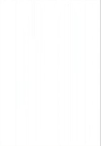 Dois homens com capacetes de proteção examinam um tablet junto a uma grande turbina eólica num campo de relva sob um céu nublado.