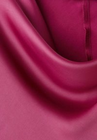 Tissu fuchsia avec une texture lisse et brillante, présentant des drapés subtils et des détails de couture, créant une apparence riche et vibrante.