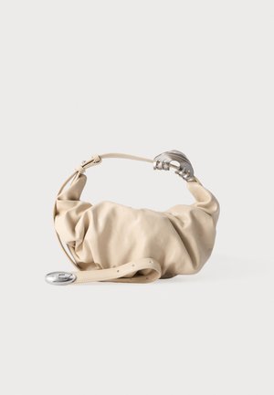 Sac à main en cuir souple beige avec un design froissé, une quincaillerie argentée et une bandoulière ajustable sur un fond uni.
