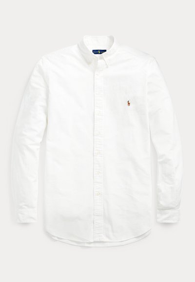 Weißes Hemd mit langen Ärmeln, Knopfleiste, Kragen und kleinem, gesticktem Logo auf der linken Brusttasche.
