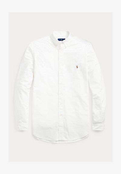 Weißes Hemd mit langen Ärmeln, Knopfleiste, Kragen und kleinem, gesticktem Logo auf der linken Brusttasche.