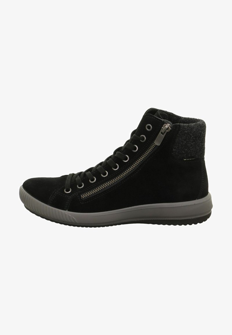 Schwarze Wildleder-Hochtop-Sneaker mit einem grauen Textilkragen, seitlichem Reißverschluss und Gummisohle. Verfügt über Schnürsenkel und kontrastierende Texturen.