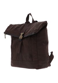 Brauner Stoff-Rucksack mit umklappbarem Deckel, Metallverschluss und Reißverschluss. Verfügt über verstellbare Träger und strukturierte Oberfläche.