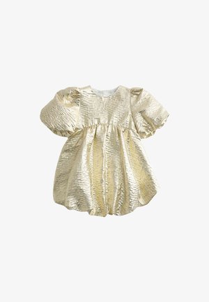 Robe métallisée dorée avec des manches courtes bouffantes, tissu texturé présentant un motif en vagues, un col rond et une taille froncée.