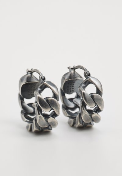 Boucles d'oreilles en argent avec un design en maillons de chaîne. Présentent une surface texturée et un fermoir à charnière sécurisé.