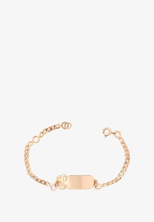 Bracciale in oro con una piastra rettangolare liscia e un piccolo ciondolo a forma di cane attaccato vicino alla chiusura.