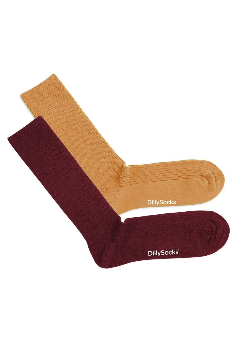 Geribbelde sokken in mosterdgeel en donker bordeauxrood, met een zachte textuur en contrasterende kleuren, voorzien van een subtiele merklogo nabij de hiel.