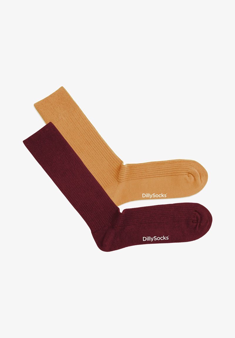 Chaussettes côtelées en jaune moutarde et bordeaux foncé, avec une texture douce et des couleurs contrastantes, présentant un logo de marque discret près du talon.