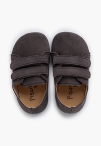 Scarpe in suede grigio con due cinturini in Velcro, punta arrotondata e interni color beige. Presentano cuciture lungo i bordi e un marchio sulla soletta.