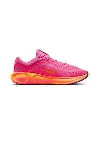 Nike skrēja apavi ar spilgti rozā sietu augšdaļu, oranžiem akcentiem uz zoles un strukturētu, mīkstu apakšu atbalstam.