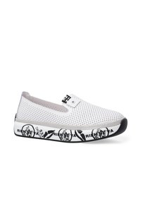 Bílé slip-on boty s perforovaným svrškem, stříbrnými akcenty a vzorovanou černou podrážkou, která obsahuje kruhové grafiky a text.