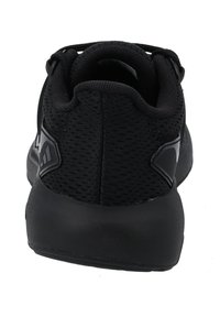 Svarta sportskor med ovandel av nätmaterial, vadderad krage, rund tå och en slät gummisula. Har subtila logotypdetaljer på sidorna.