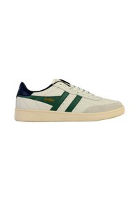 Hvide sneakers med grønne og marineblå accenter, der har en tekstureret ruskinds tåhætte, lækker overdel og en flad gummisål. Gul logo detalje.