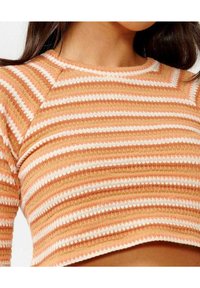 Stribet cropped sweater med varme nuancer af fersken, orange og creme, med ribbet tekstur og rund udskæring.