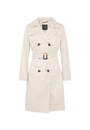 Trench-coat beige à double boutonnage avec larges revers, boutons en écaille de tortue, ceinture assortie avec boucle rectangulaire, et deux poches avant.