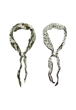 Deux foulards en soie : l'un dans un motif camouflage vert, l'autre en vert clair avec des pois marron, ornés d'accessoires en métal en forme de cercle.