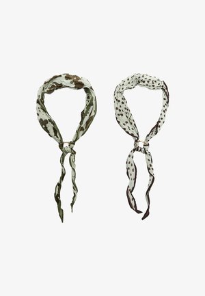 Twee zijden sjaals: de ene in een groen camouflagepatroon, de andere lichtgroen met bruine stippen, vastgebonden met ronde hardware-accenten.