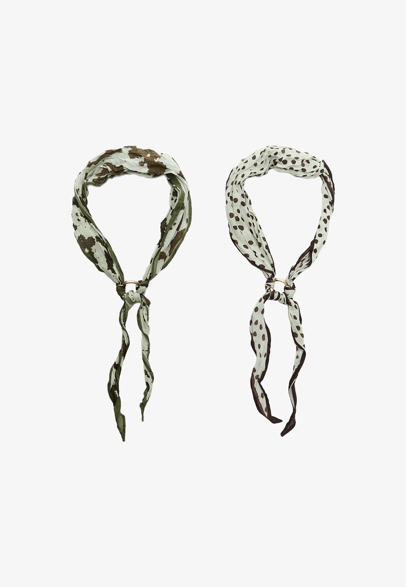 Dwa jedwabne szaliki: jeden w zielonym wzorze moro, drugi w jasnym zielonym z brązowymi kropkami, związane okrągłymi akcentami z metalowym wykończeniem.