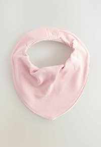 Rožinis medvilninis seilinukas trikampio formos, minkšto audinio ir su spaudėmis užsegamas. Baltas vidinis pamušalas, sukurtas komfortui ir stiliui.