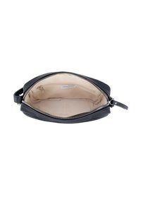 Schwarze Leder-Clutch mit einem Reißverschluss; glatte Textur; beiges Innenfutter; verfügt über einen abnehmbaren Handgurt.