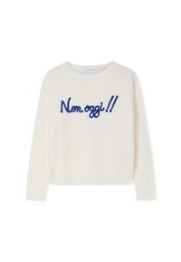 Maglione bianco lavorato a maglia con scollo rotondo e polsini a coste, caratterizzato da un ricamo blu che riporta il testo "Non oggi!!" sull'area del petto.