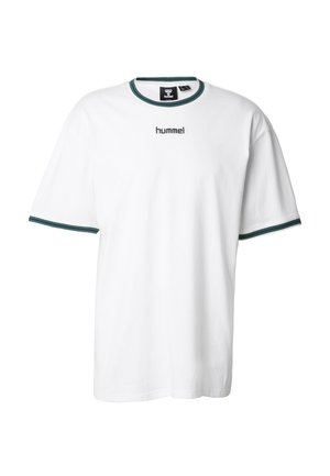 T-shirt bianca in cotone con scollo rotondo, rifiniture verdi su collo e maniche, e logo nero "hummel" sul davanti. Maniche corte.