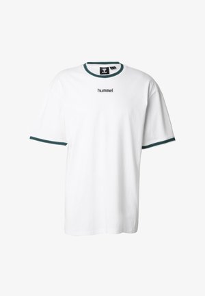T-shirt bianca in cotone con scollo rotondo, rifiniture verdi su collo e maniche, e logo nero "hummel" sul davanti. Maniche corte.