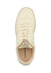 Krémové tenisky s hladkým koženým svrškem, kulatou špičkou, perforovanými detaily a plochými tkaničkami. Mají gumovou podrážku a značkovou etiketu uvnitř.