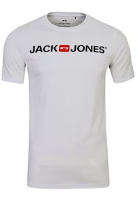 Weißes Baumwoll-T-Shirt mit kurzen Ärmeln und Rundhalsausschnitt. Zeigt das "JACK & JONES"-Logo in Schwarz mit roten Akzenten auf der Vorderseite.