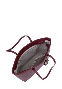 Borsa a spalla in pelle bordeaux con lunghe tracolle, aperta, che mostra un interno beige e una tasca con zip. Presenta un ciondolo decorativo.