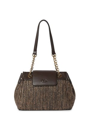 Sac à main tressé marron avec rabat en cuir, anses en chaîne dorée et poignées d'épaule en cuir.