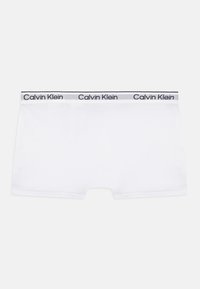 Bijele pamučne bokserice sivi elastični pojas s natpisom "Calvin Klein" u crnoj boji. Glatka tekstura i usko dizajnirane.