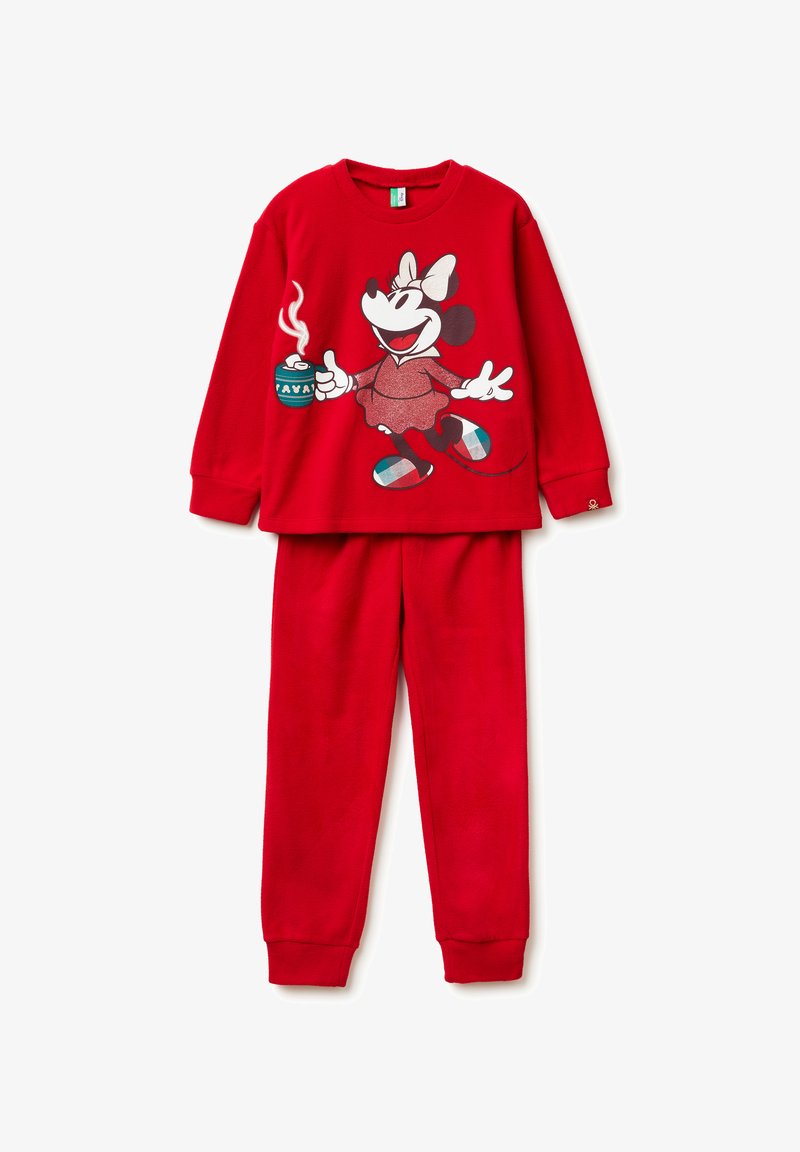 Rode tweedelige pyjama set met een lange mouw top met een afbeelding van een cartoonmuis die een drankje vasthoudt en bijpassende rode broek.