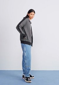Puma Jaka ar rāvējslēdzēju - black alpine snow
