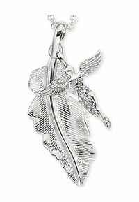 Ciondolo in argento con un design a foglia texturizzata e una figura alata dettagliata, abbellito con cristalli trasparenti, attaccato da un piccolo anello.