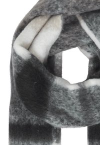 Grå og hvit ullskjerf med en myk, blandet tekstur, stripet mønster og runde kanter, designet for varme og komfort.