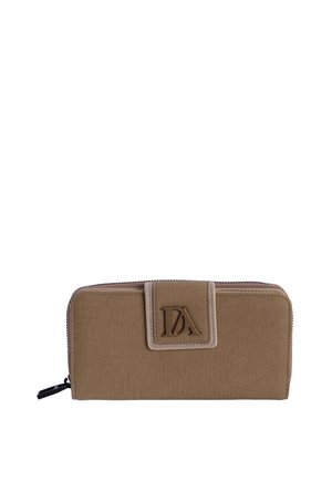 Cartera rectangular de tela marrón con cierre de cremallera y solapa frontal con iniciales en relieve del logo "DA".